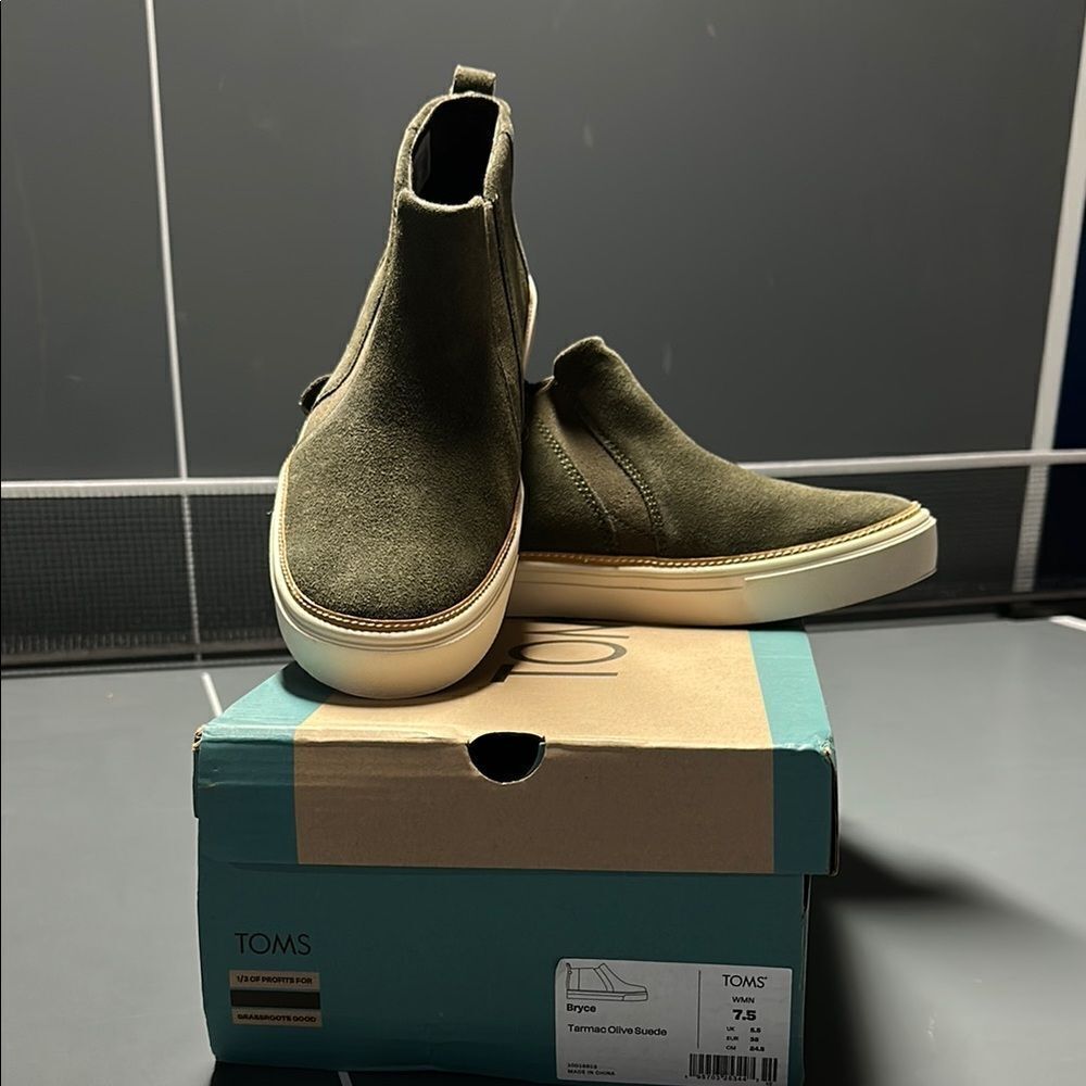 TOMS Women’s Bryce Tarmac Olive Suede Shoes - Size 7.5